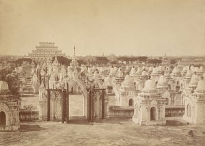 Le 450 pagode dalla pagoda centrale - Mandalay da Felice Beato