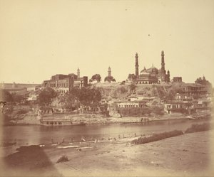 Il Forte Muchee Bhawan e il fiume Gomti visti dal ponte di pietra da Felice Beato