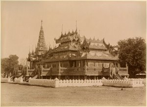Il Nan-U Human-Se, Shwe-Kyaung nel palazzo di Mandalay, Birmania, fine XIX secolo da Felice Beato