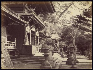 Il Tempio di Hatchiman, Kamakura da Felice Beato