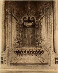 Il The-ha-thana o il trono dei Leoni nella Myei-nan o Sala delle Udienze Principale nel palazzo di Mandalay, Birmania, fine XIX secolo (stampa all