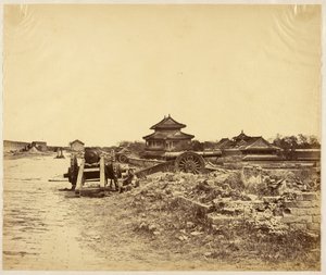 [La sommità del muro di Pechino, preso in consegna il 14 ottobre 1860, mostra i cannoni cinesi diretti contro le nostre batterie]. da Felice Beato