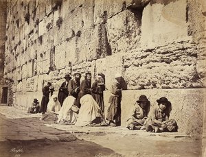 Un gruppo di israeliti che pregano al Muro del Pianto (o Muro Occidentale), Gerusalemme da Félix Bonfils