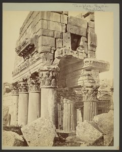 Dettaglio dei capitelli del pronao di Baalbek da Félix Bonfils