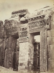 Ingresso al Tempio di Giove o Tempio del Sole, nella zona archeologica di Eliopoli o Baalbek, antica città siriana, ora Libano da Félix Bonfils