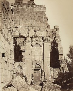 I propilei del Tempio di Giove o del Tempio del Sole, nella zona archeologica di Heliopolis o Baalbek, antica città siriana, ora Libano da Félix Bonfils