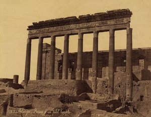 Colonnato staccato davanti a un tempio a Palmira, Siria da Félix Bonfils