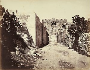 Veduta di una sezione delle mura della città e della casa di Sant