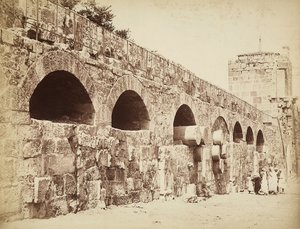 Veduta delle mura della città di Heliopolis o Baalbek, antica città siriana, ora Libano. Un gruppo di persone è radunato vicino al muro