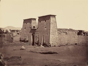 Veduta generale del tempio di Ramses III, Karnak, Tebe da Félix Bonfils