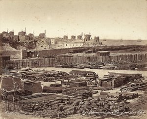 Cortile per materiali da costruzione, mulini a vento sullo sfondo, ad Alessandria, Egitto da Félix Bonfils