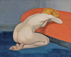 Donna nuda inginocchiata davanti a un divano rosso