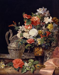 Mazzo di fiori con vasi d