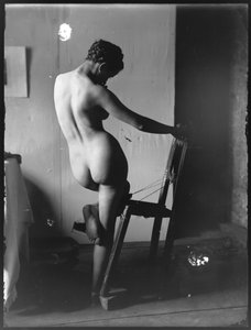 Scena femminile in piedi con sedia