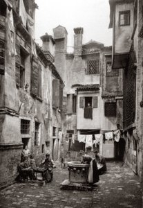 Un Cortile circondato da edifici a Venezia, c.1880