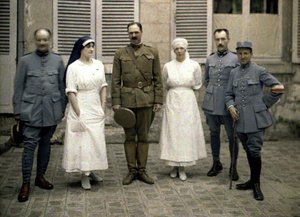 Medici e infermieri militari francesi davanti all