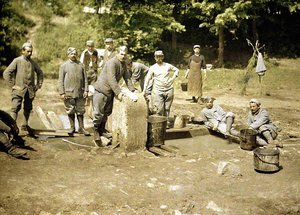 Gruppo di soldati francesi che fanno il bucato a un pozzo, Soissons, Aisne, 1917 da Fernand Cuville
