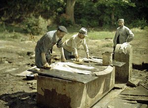 Tre soldati francesi che fanno il bucato a un pozzo, Soissons, Aisne, Francia, 1917 da Fernand Cuville