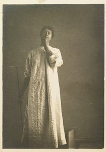 Donna in camicia, mano davanti alla bocca da Fernand Khnopff