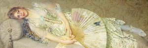 Giovane donna sdraiata su un divano