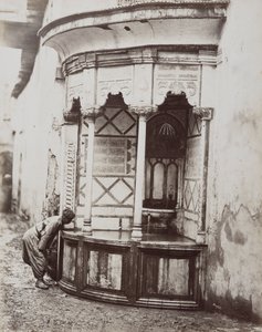 Un uomo che beve da una fontana d