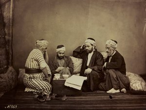 Album Damas et Baalbek: gruppo di siriani seduti attorno a un tavolo da Félix Bonfils