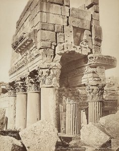 Dettaglio del pronao del Tempio di Bacco, nella zona archeologica di Eliopoli o Baalbek, antica città siriana, ora Libano da Félix Bonfils