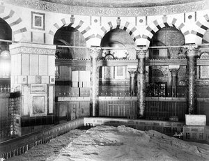 Interno della Moschea di Omar a Gerusalemme. Due file di pilastri e colonne di marmo circondano la roccia sacra agli ebrei e ai musulmani