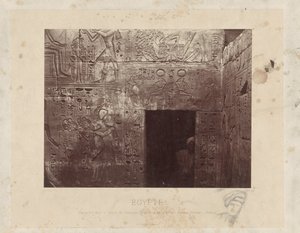 Uomo in una porta nel tempio di Ramses III in Egitto da Félix Bonfils