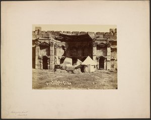 Corte rettangolare, Baalbek da Félix Bonfils
