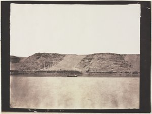 Veduta generale dei monumenti scolpiti nella roccia con la dahabieh del fotografo. Abu Simbel da Félix Teynard