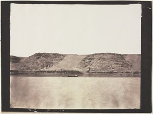 Vista generale dei monumenti scolpiti nella roccia con la Dahabieh dei fotografi. Abu Simbel, 1851-1852 da Félix Teynard