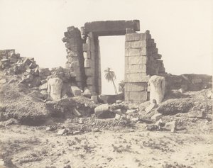 Karnak Tebe, Primo Pilone - Rovine della Porta e dei Colossi, 1851-52, stampato 1853-54 da Félix Teynard