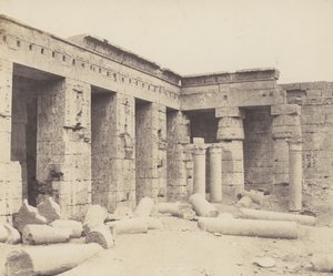 Médinet-Abou Tebe. Costruzioni posteriori - Secondo cortile, 1851-52, stampato 1853-54 da Félix Teynard
