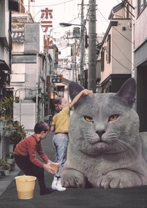 Bambini che lavano un gatto gigante nelle strade di Tokyo