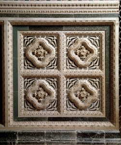 Dettaglio del muro in marmo che sostiene il pulpito in marmo da Florentine School