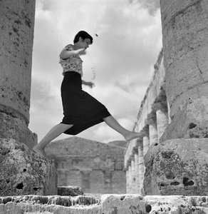 Ragazza durante una visita al tempio di Segesta da Fosco Maraini