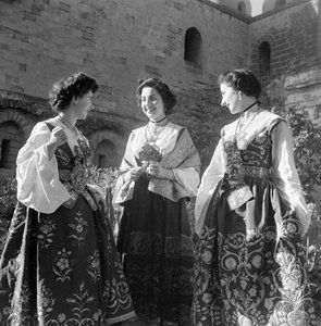 Gruppo di donne in abito tradizionale a Piana de