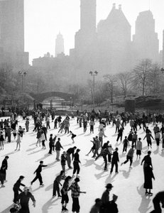 Pattinaggio su ghiaccio a New York da Fosco Maraini