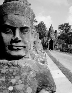 Statua sulla via di accesso ad Angkor Spina in Cambogia