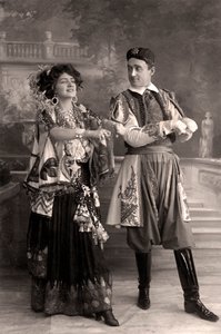 Lily Elsie e Joseph Coyne in La vedova allegra, 1908 da Foulsham and Banfield