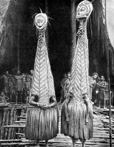 Maschere e visiere da goblin usate come ausili di bellezza, Papua, Nuova Guinea, 1936 da Fox Photos