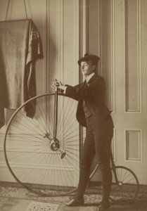 Dentro la Casa con una Bicicletta Penny Farthing, c.1890 da Frances Benjamin Johnston