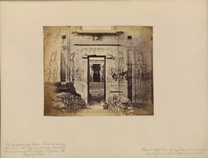 Edfû - Veduta attraverso la Grande Porta della Grande Corte del Tempio di Edfû da Francis Bedford