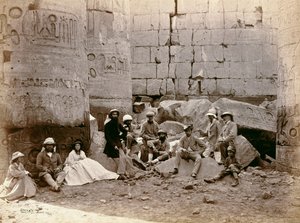 Fotografia di gruppo nella Sala delle Colonne, Karnak, Egitto, 1862 da Francis Bedford