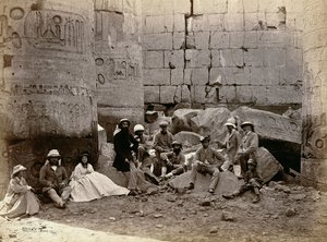 Fotografia di gruppo nella Sala delle Colonne, Karnak, Tebe, 1862