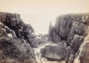 [Insenatura rocciosa con paesaggio marino], anni 1870