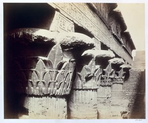 I capitelli del portico, Tempio di Khnum, Esna, Egitto, 1862 da Francis Bedford