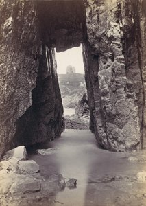 Vista attraverso le rocce della torre sulla collina, 1870s