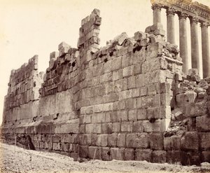 Estremità occidentale del muro esterno del Tempio del Sole, Baalbek da Francis Bedford
